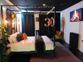 The Penny Black Apartment With Indoor Hot Tub